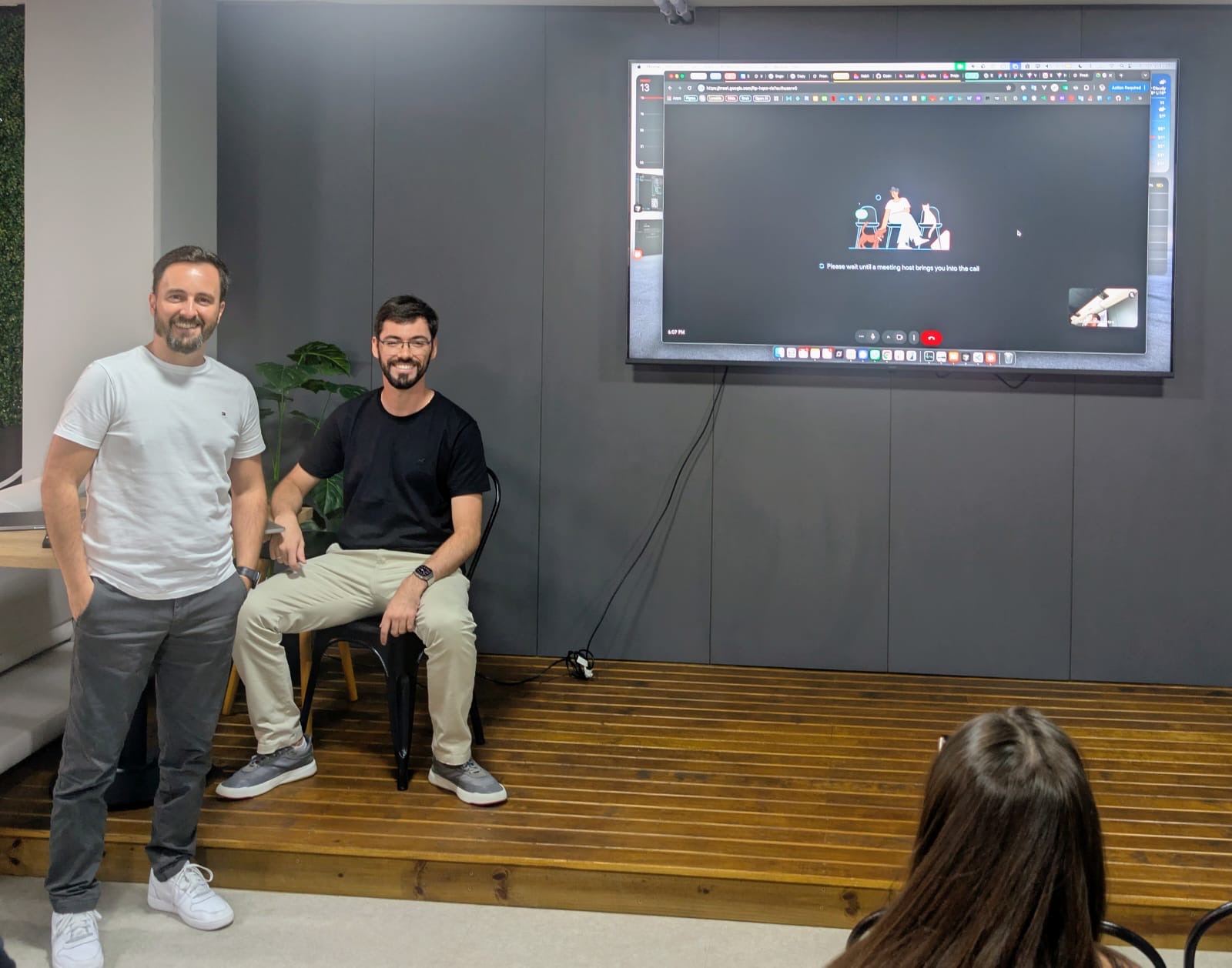 Apresentação de agentes de IA na Atom Six Studio
